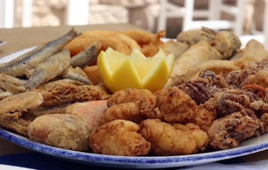Bandeja de fritura variada con limón — boquerones, calamares y cazón en El Rocío de Peñalara, Pozuelo de Alarcón
