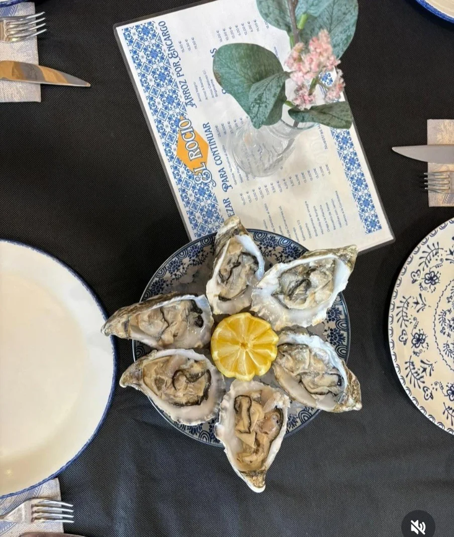 Ostras frescas con limón — producto del mar en El Rocío de Peñalara, taberna marinera Pozuelo de Alarcón